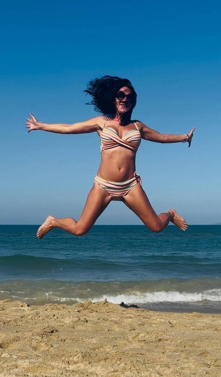 Mandy qui saute sur une plage